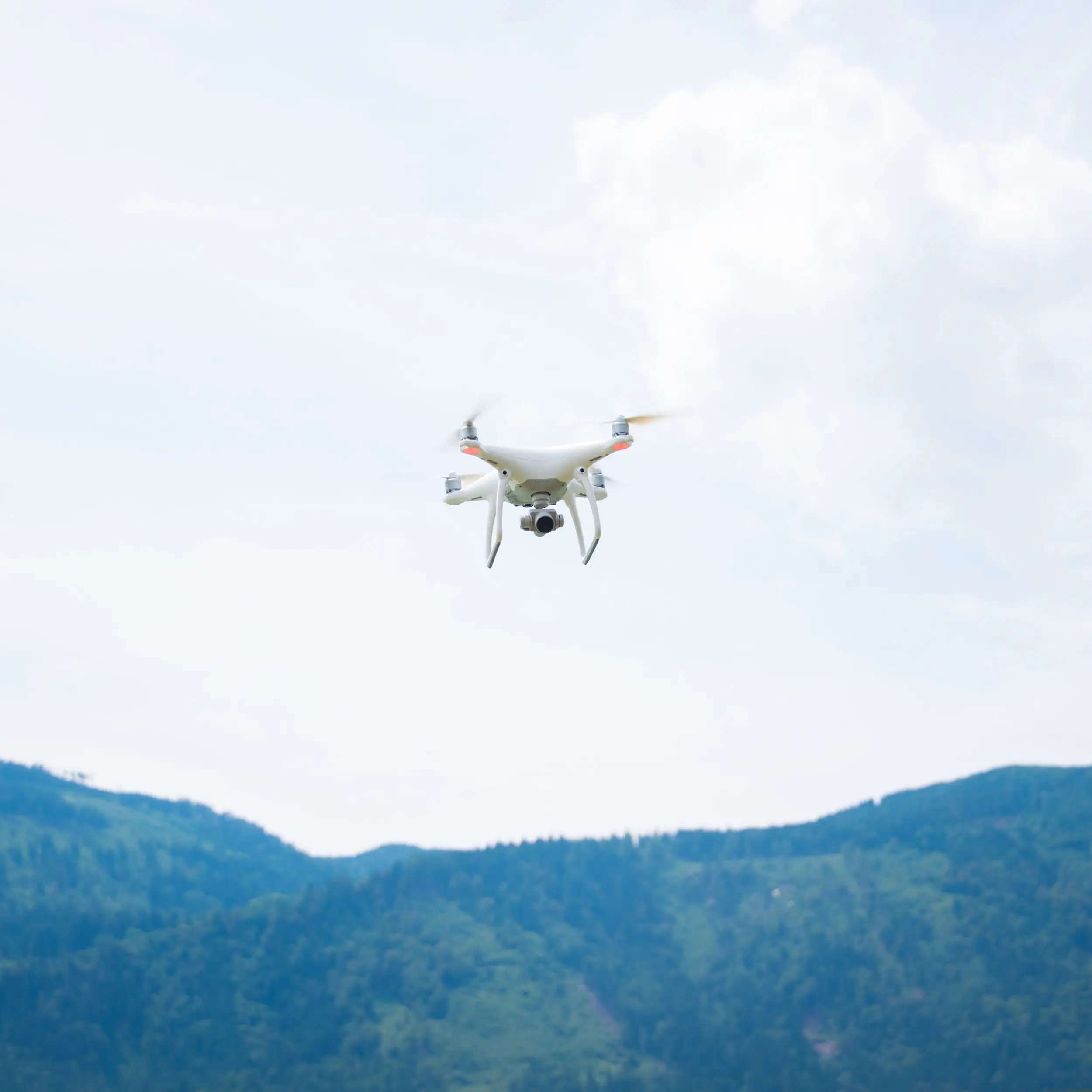 A drone hovering above the lake with the Carinthian mountains behind